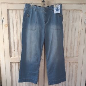 Curve Appeal, High Rise Wide Leg Jeans Medium To Light Wash. Size 16 NWT